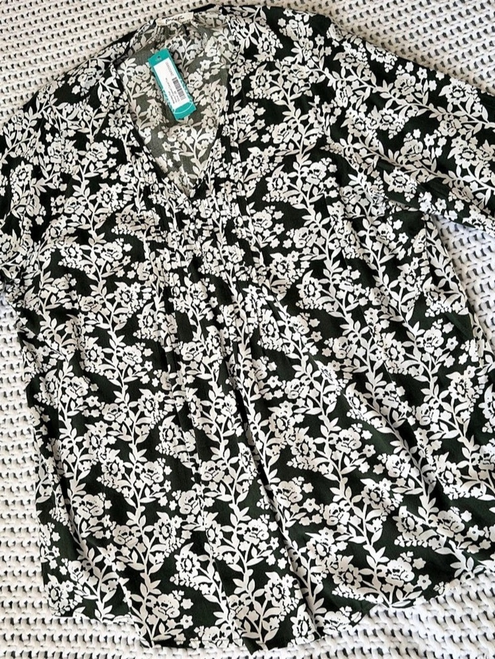 Monday fun pleaded Floral Blouse in olive and white new with tags size 2XL